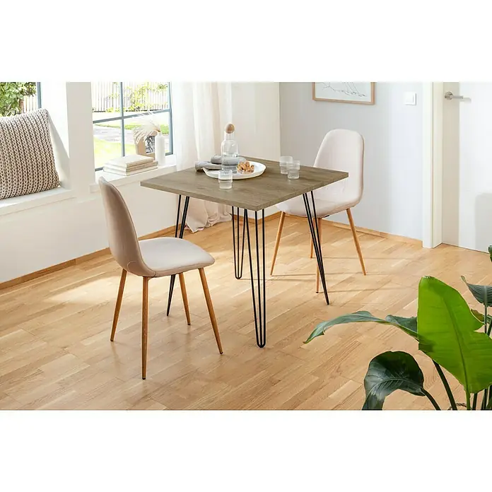 Tablero de mesa - Roble Robinson, 80 cm x 80 cm x 25 mm - Una mesa de comedor cuadrada con dos sillas sobre un suelo de parqué, decorada con vajilla, vasos y una garrafa.