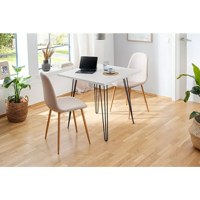 Tischplatte - Weiß, 80 cm x 80 cm x 25 mm - Helles Esszimmer mit einem weißen Esstisch mit schmalen schwarzen Beinen, umgeben von zwei eleganten Stühlen in Pastellfarben.