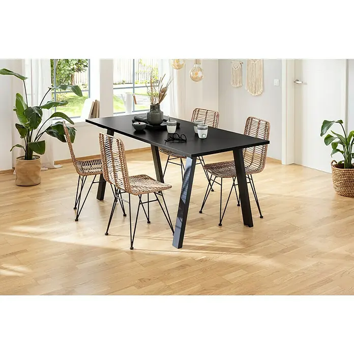 Tischplatte - Anthrazit, 200 cm x 90 cm x 25 mm - Ein modernes Esszimmer mit einem schwarzen Esstisch und vier Rattanstühlen, beleuchtet von Pendelleuchten.