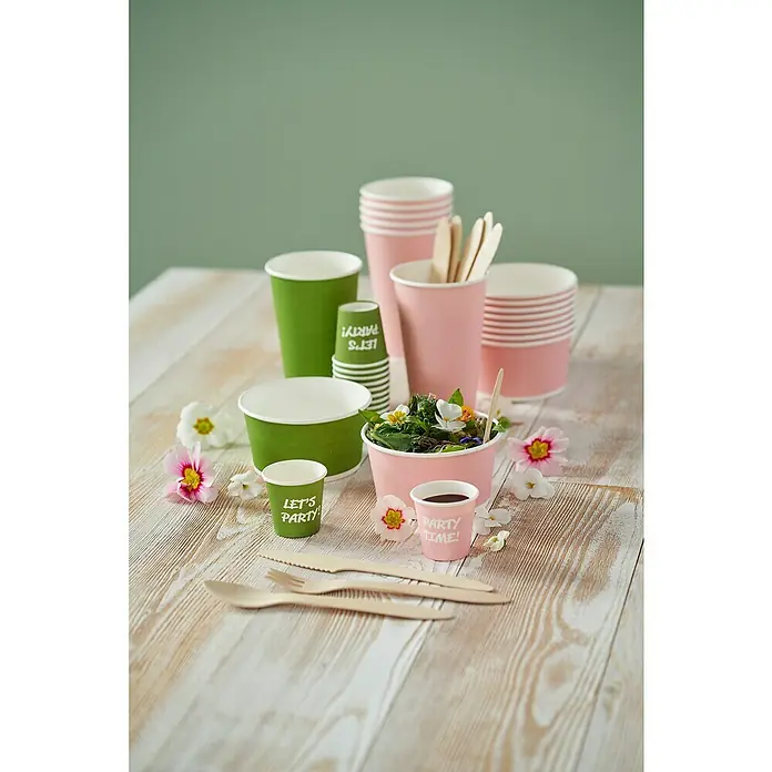 Duni Pappbecher - 10 Stk., Fassungsvermögen: 50 cl, Green - Farbenfrohe Partyartikel wie Becher, Schalen und Holzgeschirr dekoriert mit Blumen auf einem Holztisch für eine fröhliche Atmosphäre.