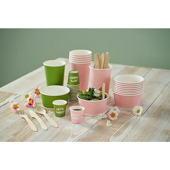 Duni Pappschüssel - 10 Stk., Fassungsvermögen: 42 cl - Verschiedene grüne & rosa Pappbecher und -schalen, sowie Holzgabeln & Löffel auf einem Tisch, ideal für Partys und umweltfreundliche Optionen.