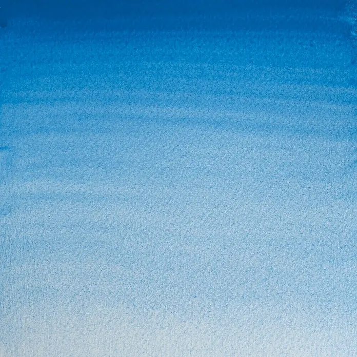 Winsor & Newton Aquarellfarbe Professional - Cölinblau, ½ Näpfchen - Abstraktes Aquarellbild mit einem sanften Farbverlauf von tiefem Blau zu hellem Weiß. Perfekt für ruhige Hintergründe.