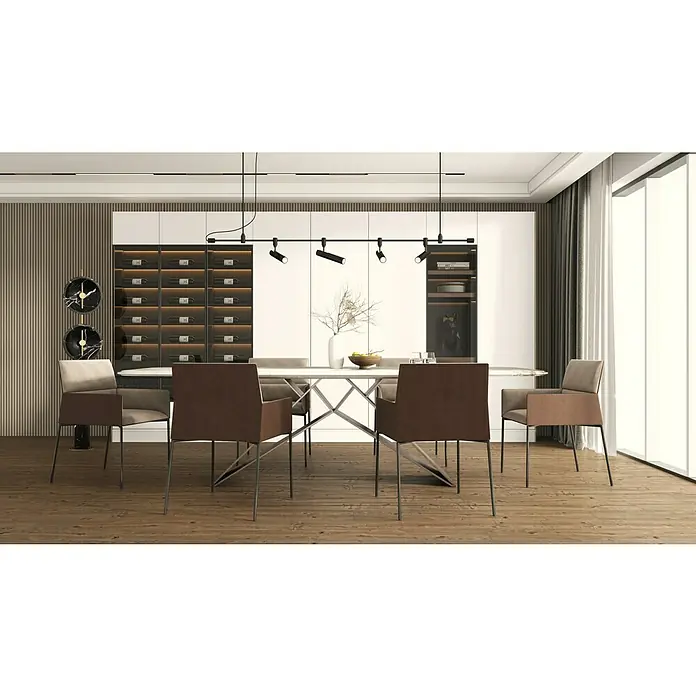 Suelo vinílico SPC Arica - 1.520 x 230 x 6,7 mm, Marrón, Resistente al agua - Comedor elegante con una mesa rodeada de sillas con estilo bajo luces modernas. Una vinoteca exhibe bebidas finas.