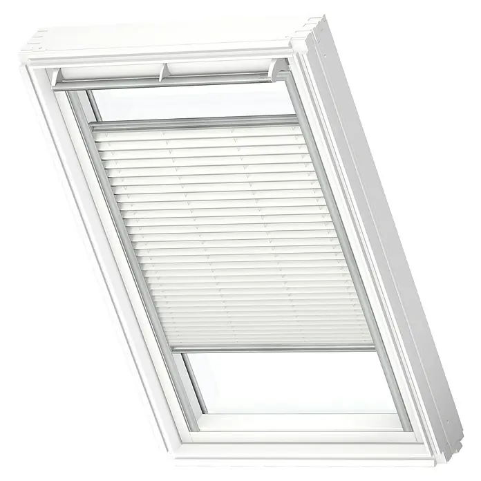 Velux Dachfensterplissee FHL M06 1016S - Farbe: Weiß - 1016S, Farbe Schiene: Aluminium, Manuell - Dachfenster mit weißem Rollo. Das Rollo ist teilweise heruntergelassen und sorgt für eine angenehme Abdunkelung des Raumes.