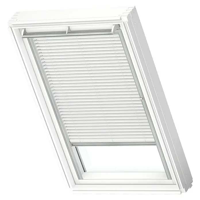 Velux Dachfenster-Jalousie PAL MK08 7001SFarbe: Weiß - 7001S, Farbe Schiene: Aluminium, Manuell - Ein Dachfenster mit weißen Jalousien, die teilweise geöffnet sind und Licht hereinlassen. Der Rahmen ist ebenfalls weiß.