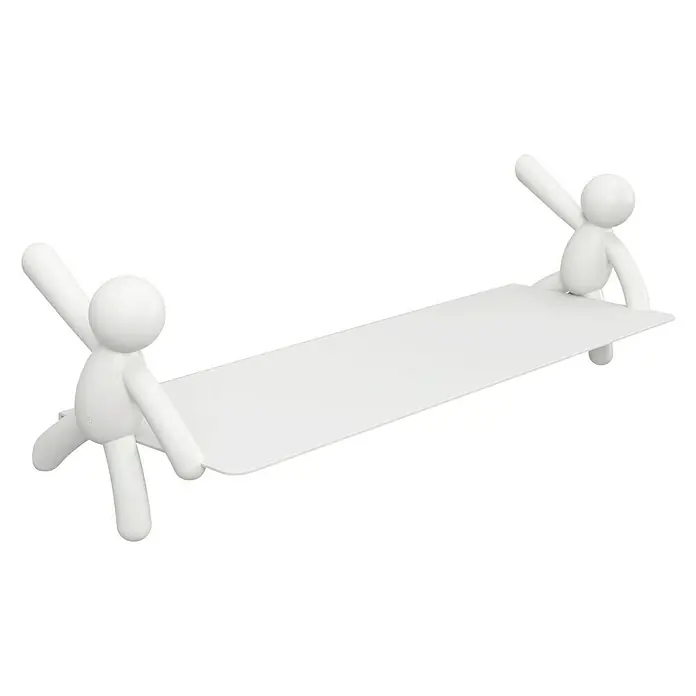 Kleiderhaken Buddy - 7,5 x 16,8 cm, Weiß, Traglast: 2,2 kg/Haken - Zwei weiße Figuren tragen eine weiße Platte, die als Ablagefläche oder Regal dienen kann. Perfekt für minimalistische Interieurs.