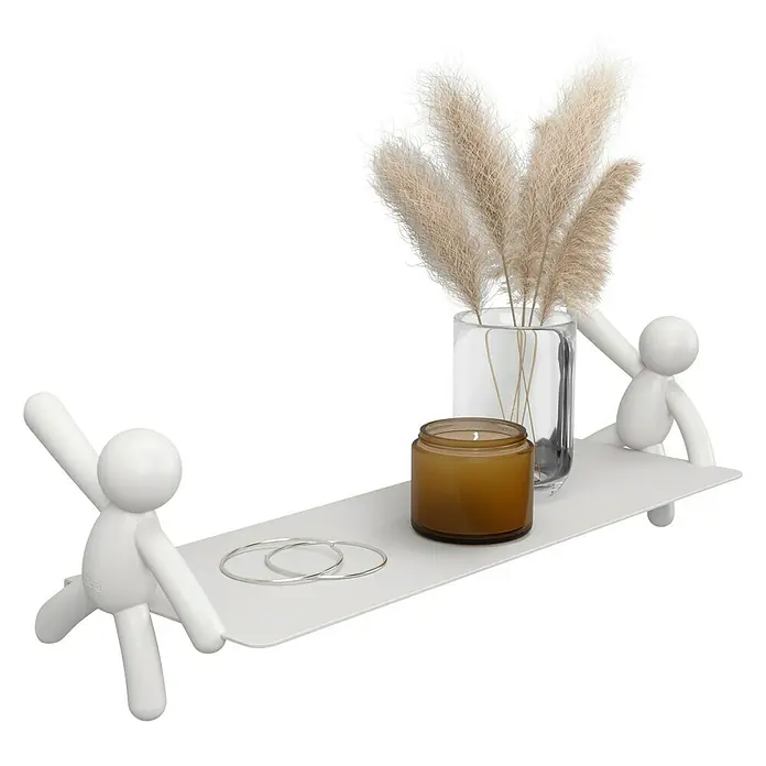 Kleiderhaken Buddy - 7,5 x 16,8 cm, Weiß, Traglast: 2,2 kg/Haken - Das Bild zeigt ein weißes Regal, das von zwei Figuren gehalten wird, mit einer Kerze, einer Vase mit Pflanzen und Schmuck darauf.