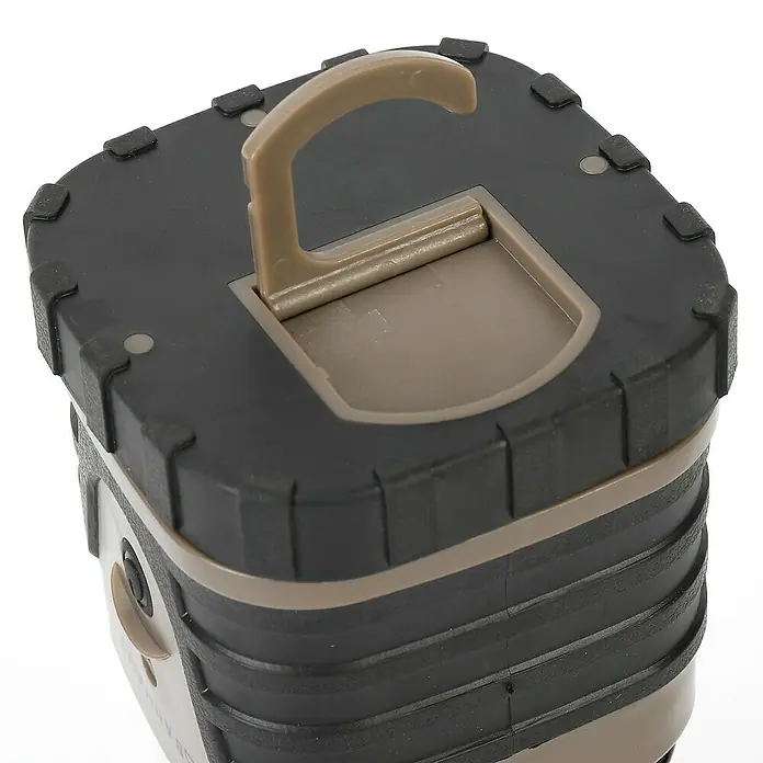 BAUHAUS Campinglampe Laterne Big - 9 x 9 x 18 cm, 150 lm - Eine Nahaufnahme einer schwarzen und braunen Campinglampe mit einem ausklappbaren Haken zum Aufhängen.