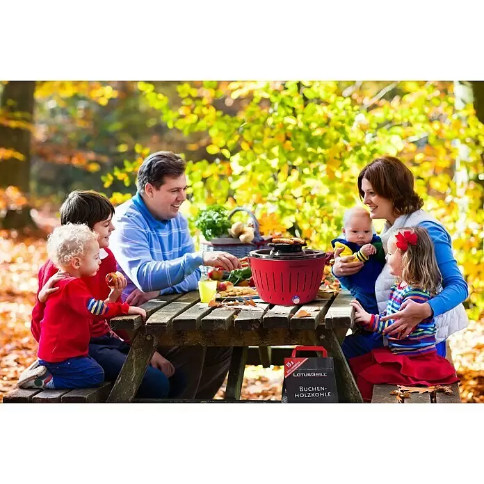 LotusGrill Holzkohlegrill Classic - Durchmesser Grillfläche: 34 cm, Feuerrot - Anwendungsbeispiel