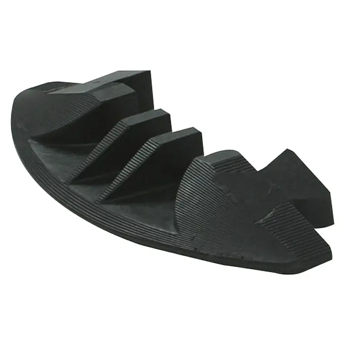 Schake Schlauch- & Kabelbrücke System B - Schwarz, Kunststoff - Detailaufnahme einer schwarzen Gummi-Schuhsohle mit ausgeprägtem Profil für sicheren Halt. Perfekt für Outdoor-Aktivitäten und robusten Einsatz.