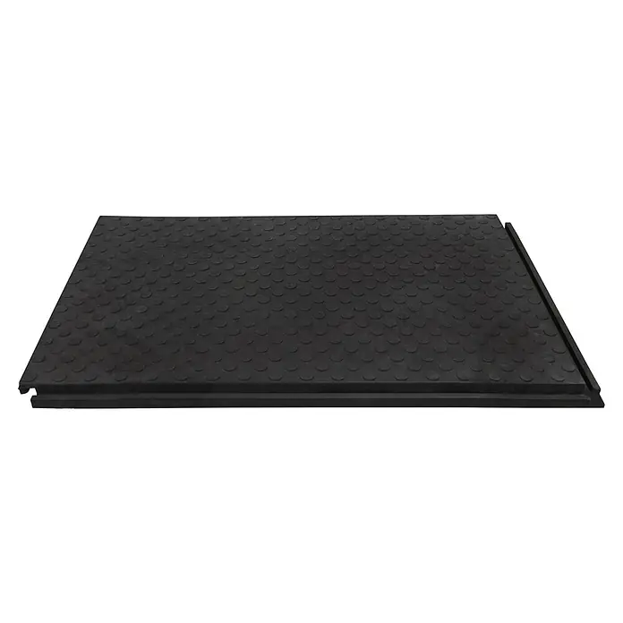 Schake Bodenschutzmatte - L x B x H: 1.200 x 800 x 43 mm, Schwarz - Das Bild zeigt eine rutschfeste Gummimatte mit Noppenmuster, ideal für Werkstätten oder Fitnessräume, um Stabilität und Sicherheit zu gewährleisten.