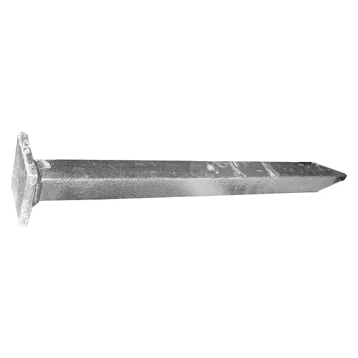 Schake Stahlnagel - Länge: 450 mm, 1 Stk., Stahl - Detailaufnahme eines silberfarbenen, rechteckigen Eisennagels auf schwarzem Hintergrund. Ein unverzichtbares Werkzeug für Bauprojekte!