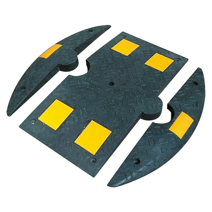 Bodenschwelle - L x B x H: 800 x 150 x 50 mm, Schwarz - Ansicht eines schwarzen, modularen Geschwindigkeitsbegrenzers aus Gummi mit gelben Reflektoren auf schwarzem Hintergrund.