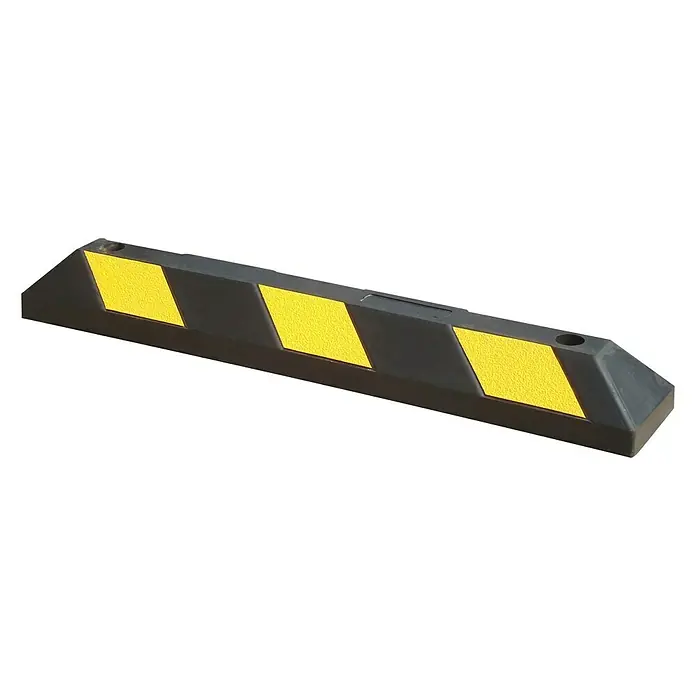 Schake Parkbügel - L x B x H: 0,9 x 0,16 x 0,1 m, Schwarz, Kunststoff - Ein einzelner, schwarzer Parkplatzbegrenzer mit gelben Reflektoren liegt auf einem schwarzen Hintergrund.
