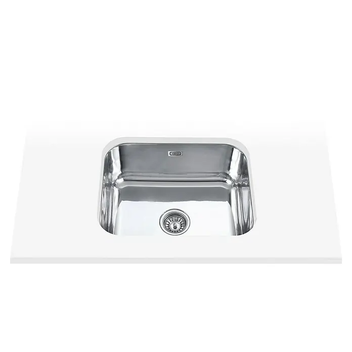 Edesa Fregadero encastrable Fuji - 40 x 50 cm, Acero inoxidable - La imagen muestra un fregadero de acero inoxidable con un desagüe brillante sobre una encimera blanca, ideal para cocinas modernas.