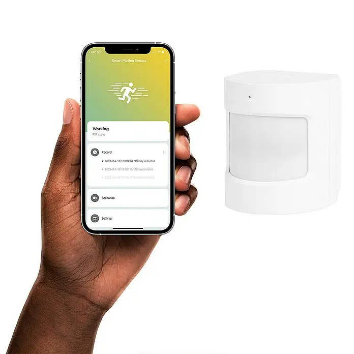 Hombli BewegungsmelderWeiß, Reichweite ca.: 8 m - Ein Smartphone zeigt die App für einen Smart Motion Sensor, zusammen mit dem eigentlichen Sensor in Weiß.