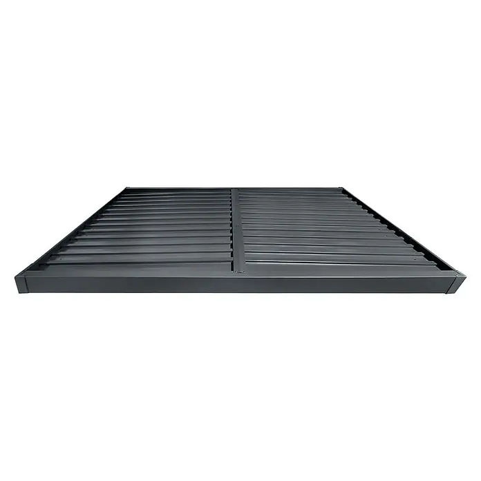 Ersatzdach - Passend für: Gardol Gerätehaus Pure Line - Nahaufnahme einer schwarzen Metallabdeckung mit gerippter Oberfläche, ideal für Bau- oder Industriekonstruktionen.