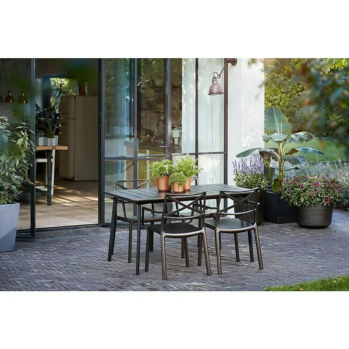 Keter Mesa de jardín Metalea - L x An x Al: 146,5 x 87 x 75 cm, Polipropileno, Marrón - Conjunto de muebles de jardín con mesa, cuatro sillas y plantas decorativas en un elegante patio, creando un ambiente acogedor para relajarse al aire libre.