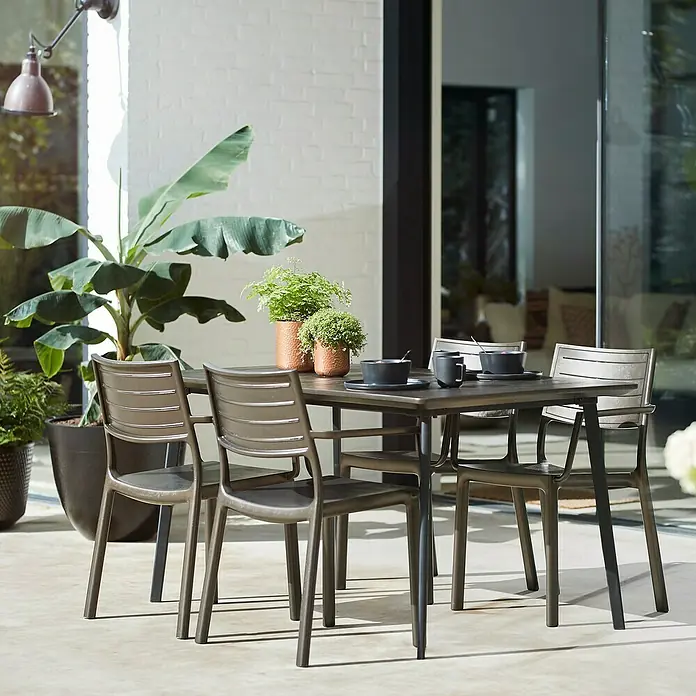 Keter Mesa de jardín Metalea - L x An x Al: 146,5 x 87 x 75 cm, Polipropileno, Marrón - Conjunto de comedor para exteriores con mesa cuadrada y cuatro sillas resistentes a la intemperie, perfecto para el patio o jardín.