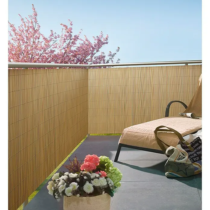 Gardol Comfort Sichtschutzmatte - Bambus Optik, 300 x 90 cm - Balkonansicht mit Bambus Sichtschutz, Liegestuhl und Blumenvase. Ideal für Privatsphäre und Dekoration auf dem Balkon.