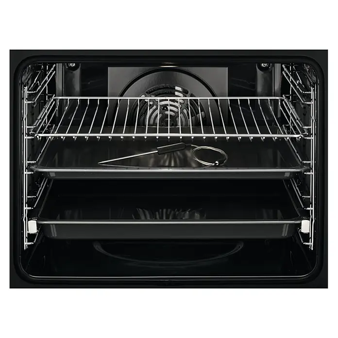 AEG Horno empotrado BSE576321M - Número de tipos de calentamiento: 9 ud., Volumen horno: 72 l - Vista interior de un horno con rejillas, bandejas y un termómetro. El horno es negro, mientras que las rejillas y bandejas son de metal.