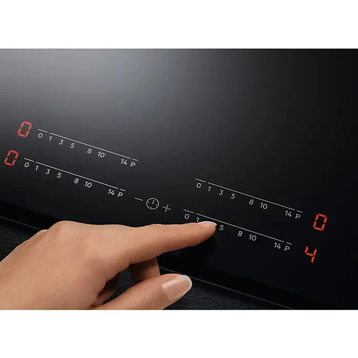 AEG Placa de cocción IKE84475FB - 52 x 78 cm, Número de fogones de inducción: 3 ud. - Primer plano de una placa negra con pantalla digital operada por una mano.