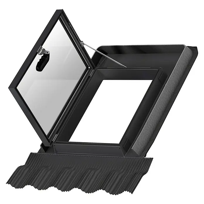 Velux Dachausstieg GVK 0000Z - 46 x 61 cm - Ein Dachfenster mit geöffnetem Fensterflügel auf einem dunklen Dach, das Tageslicht hereinlässt.