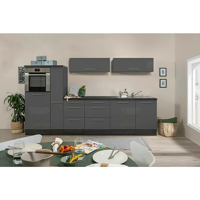 Respekta Premium Cocina de isla Amanda - Ancho: 310 cm, Roble/Gris, Con electrodomésticos - Unidad de cocina gris con horno incorporado, armarios de pared y encimera oscura, complementada con una mesa de comedor en primer plano.