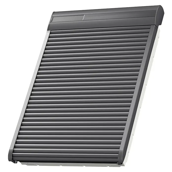Velux Persiana para ventana de techo Integra Solar SSL SK06 0000S - Adecuado para el tamaño de la ventana: SK06, S06, Adecuado para el tipo de ventana: GGU, GGL, GPU, GPL, GHU, GHL - La imagen muestra una persiana enrollable en posición cerrada. La persiana es gris y consta de muchas lamas horizontales.