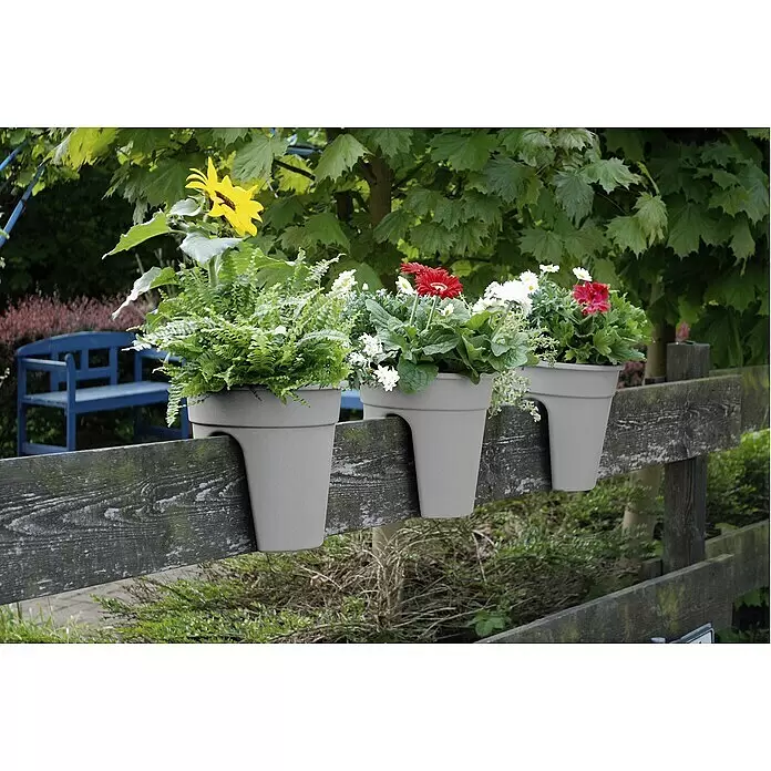 KHW Geländertopf Flowerclip - Außenmaß (Ø x H): 27 x 27,5 cm, Kunststoff, Grau - Drei graue Zaunpflanzgefäße mit Blumen und Pflanzen, hängend an einem rustikalen Holzzaun.