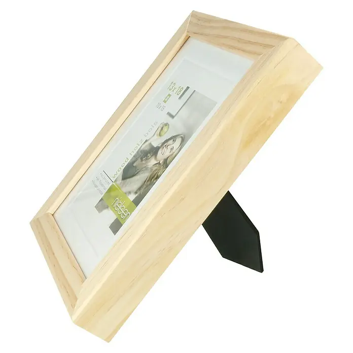 Nielsen Holzrahmen Apollo - 13 x 18 cm, Natur - Holzbilderrahmen mit einem Bild einer Frau und einem schwarzen Ständer auf schwarzem Hintergrund.