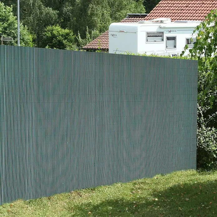 Balkonsichtschutz - Grün, 300 x 180 cm - Hoher Sichtschutzzaun aus Kunststofflatten in Grün, der Privatsphäre bietet und gleichzeitig ästhetisch ansprechend ist.