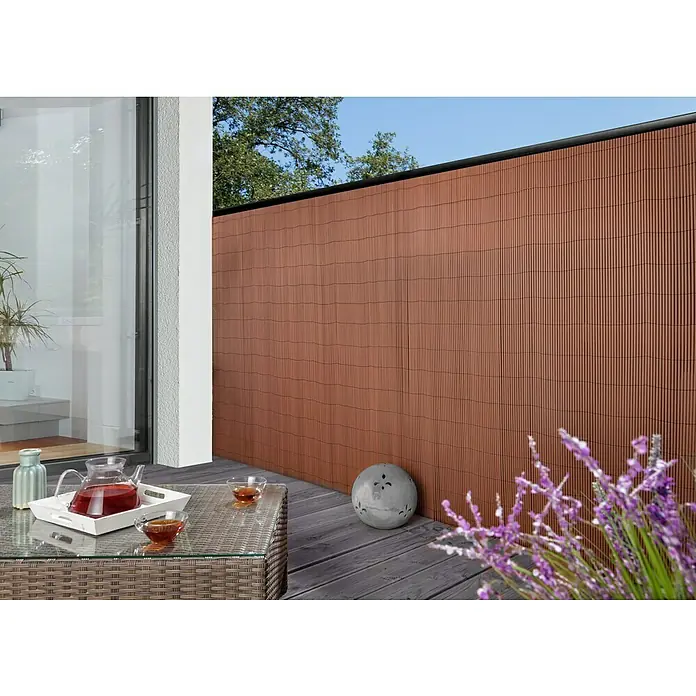 Gardol Balkonsichtschutz Eco - Braun, 300 x 150 cm - Außenansicht einer Bambusmatte als Sichtschutz, die Privatsphäre und natürliche Ästhetik für den Garten bietet.\n