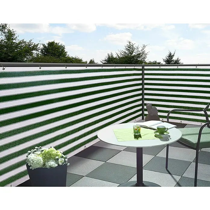 Gardol Balkonsichtschutz - Grün/Weiß, 5 x 0,9 m - Eine grüne und weiße gestreifte Sichtschutzmatte, die auf einer Terrasse installiert ist und Privatsphäre bietet.