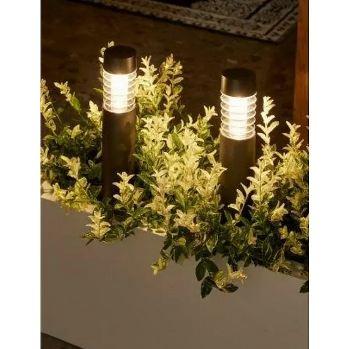 Estaca solar Valence - L x An x Al: 6,2 x 6,2 x 38,8 cm, Negro, IP33, 6 lm - Elegantes luces de jardín entre una exuberante vegetación. Las luces en forma de columna proporcionan una luz cálida y crean elegantes acentos en el exterior.