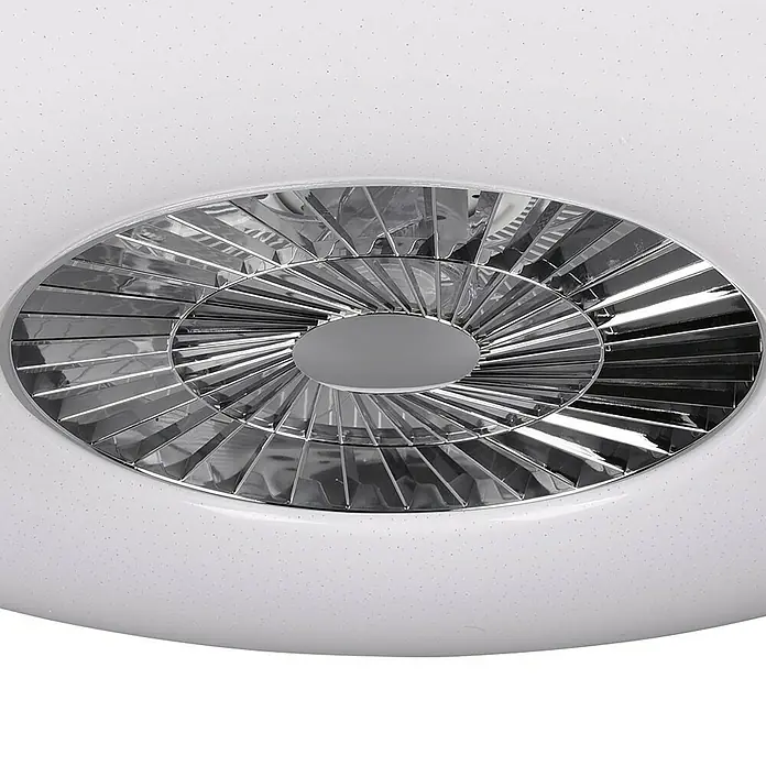 Trio Lighting Ventilador de techo Visby - Blanco, 75 cm, 60 W, Blanco neutro - Primer plano de una moderna lámpara de techo blanca con ventilador integrado y un diseño elegante de color plateado.