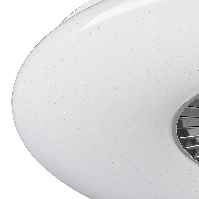 Trio Lighting Ventilador de techo Visby - Blanco, 75 cm, 60 W, Blanco neutro - Primer plano de una lámpara de techo blanca moderna con un patrón de estrellas y ranuras de ventilación, que muestra un diseño elegante y funcional.