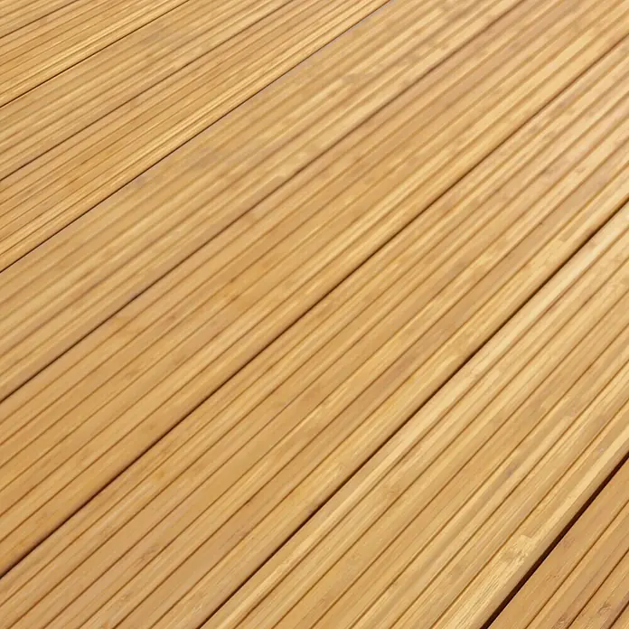 Elephant Terrassendiele - Bambus, 300 x 14 x 2 cm, Beige - Nahaufnahme von hölzernen Terrassendielen, die ein warmes, natürliches Aussehen verleihen und eine gemütliche Atmosphäre schaffen.