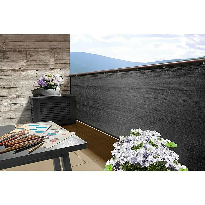 Balkonsichtschutz Meterware - Höhe: 0,9 m, Meterware, Grau - Balkon-Sichtschutz aus dunklem Stoff mit Blumenarrangements auf dem Tisch und entlang der Balustrade für Privatsphäre und Dekoration.