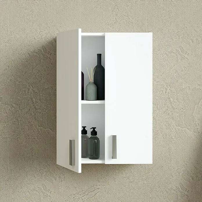 Artysan Armario colgante de baño 2P - L x An x Al: 21,1 x 53,5 x 73,5 cm, Blanco - Un elegante armario de pared blanco con un compartimento abierto que muestra botellas decorativas y dispensadores. Perfecto para baños u otros espacios.