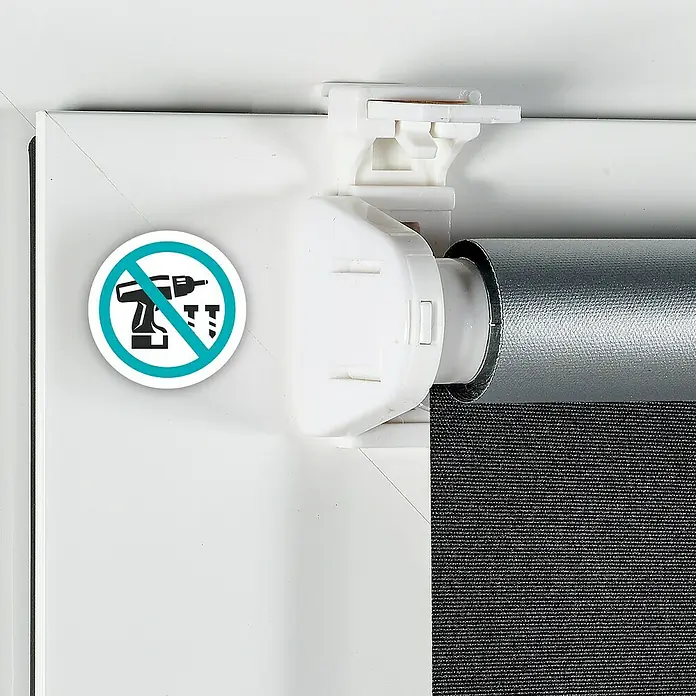 Estor enrollable opaco Clip&Fix Blackout Reflect - An x Al: 150 x 180 cm, Negro - Primer plano de un soporte de persiana enrollable con adhesivo "Sin taladrar", ideal para una instalación fácil y sin herramientas.