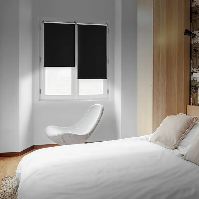 Estor enrollable opaco Clip&Fix Blackout Reflect - An x Al: 150 x 180 cm, Negro - Dormitorio moderno con persianas enrollables opacas en las ventanas, garantizando privacidad y oscuridad. Diseño elegante para máximo confort.