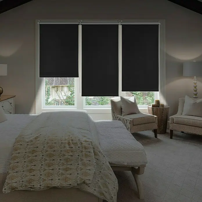 Estor enrollable opaco Clip&Fix Blackout Reflect - An x Al: 150 x 180 cm, Negro - Estores enrollables opacos en un dormitorio. Los estores proporcionan privacidad y oscuridad en la habitación, mejorando la calidad del sueño.