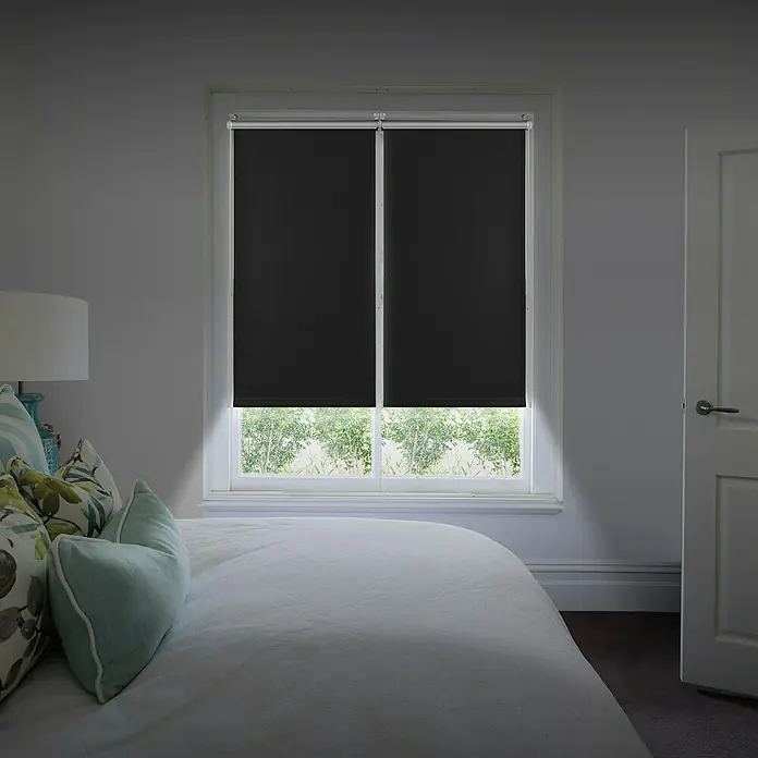 Estor enrollable opaco Clip&Fix Blackout Reflect - An x Al: 150 x 180 cm, Negro - Ventana de dormitorio con dos persianas enrollables negras que bloquean la luz. Ideal para un ambiente de sueño oscuro y tranquilo.