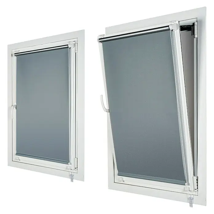 Estor enrollable opaco Clip&Fix Blackout Reflect - An x Al: 90 x 180 cm, Plata - Primer plano de dos ventanas con persianas enrollables grises, una cerrada y otra inclinada, destacando el diseño elegante de las persianas.