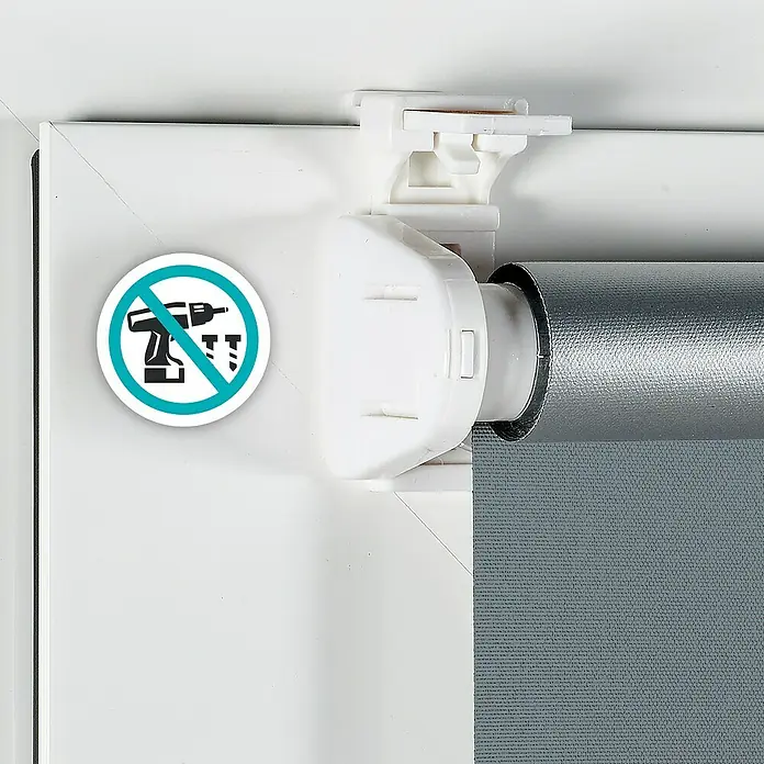 Estor enrollable opaco Clip&Fix Blackout Reflect - An x Al: 90 x 180 cm, Plata - Primer plano de una persiana blanca sin taladro con tela gris.