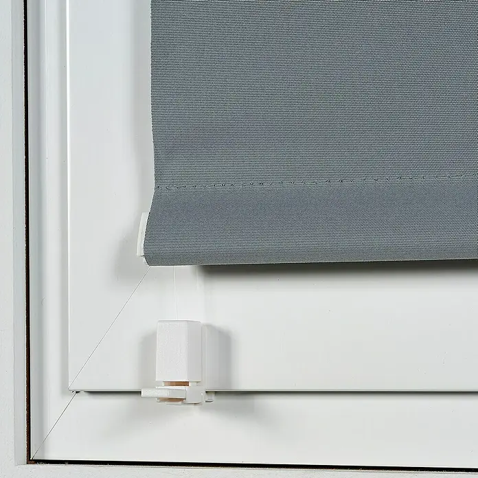 Estor enrollable opaco Clip&Fix Blackout Reflect - An x Al: 90 x 180 cm, Plata - Persiana enrollable gris con marcos de ventana blancos y controles, ofreciendo una solución de decoración de ventana moderna y funcional.
