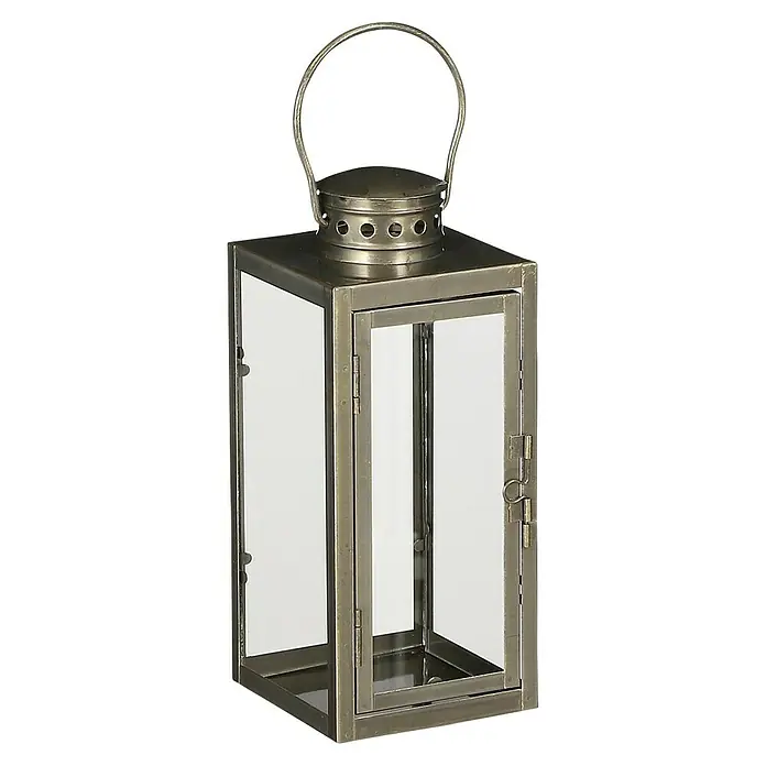 Farolillo metálico Arzilla - 10 x 10 x 23,5 cm, Dorado - Primer plano de una linterna decorativa con estructura metálica plateada y paneles de vidrio, prometiendo un ambiente cálido.