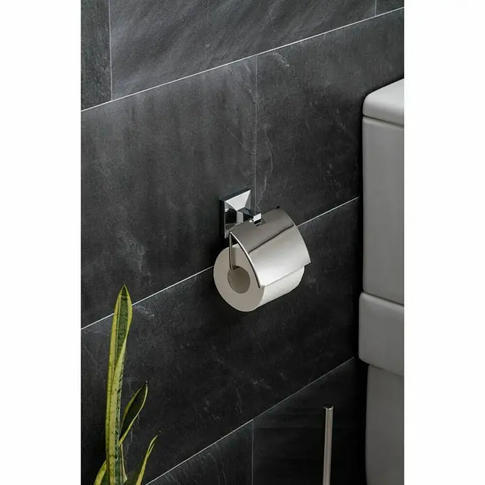 Tatay Iconik Portarrollos papel higiénico - Con tapa, Cromo - Imagen de un brillante portarrollos de papel higiénico con un rollo en un baño moderno con azulejos oscuros.
