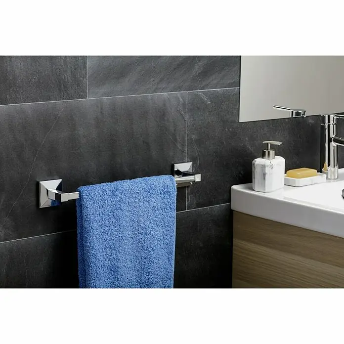 Tatay Iconik Toallero de barra - 60 cm, Cromo - Un baño moderno con una toalla azul en un toallero cromado, y una zona de lavabo con jabón y dispensador.